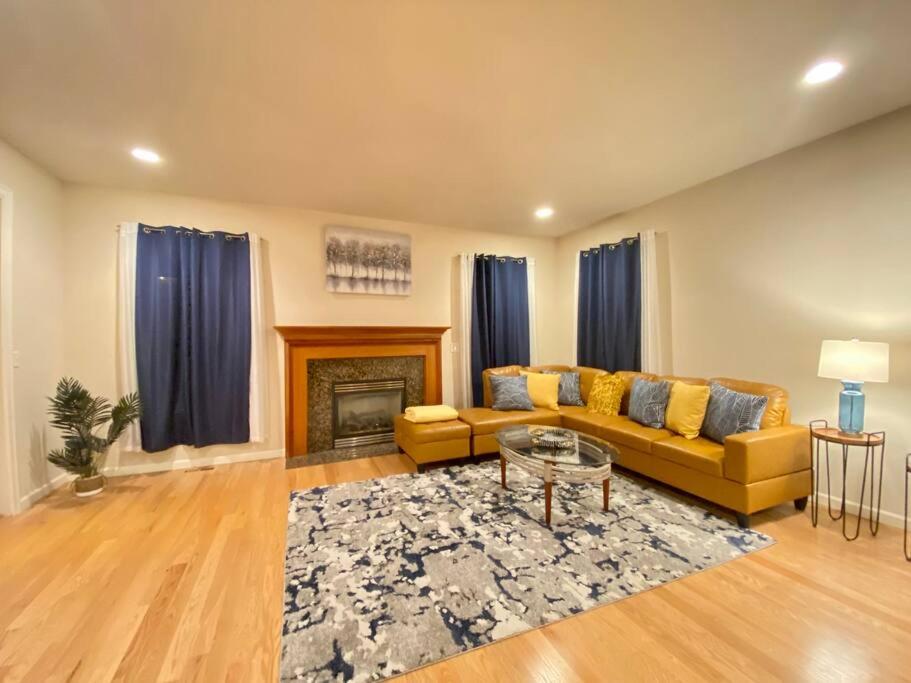 B8 SOOTHING VILLA Spacious house, nice neighborhood image