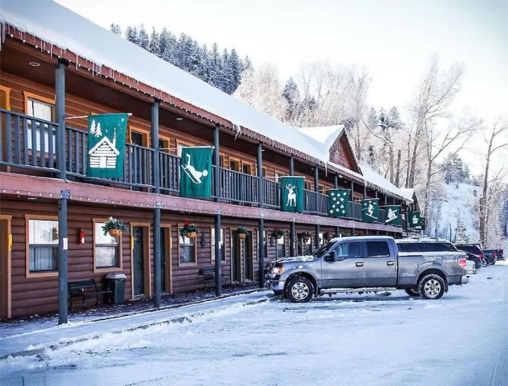 High Creek Lodge and Cabins photo 1