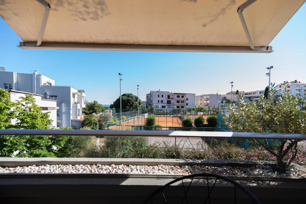 Classy apt W terrace@teniscourt - Tap to explore photos