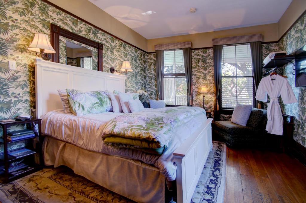 Azalea Inn and Villas image