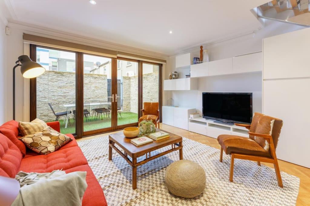 Farrah Designer Three Bedroom Carlton Residence photo 1