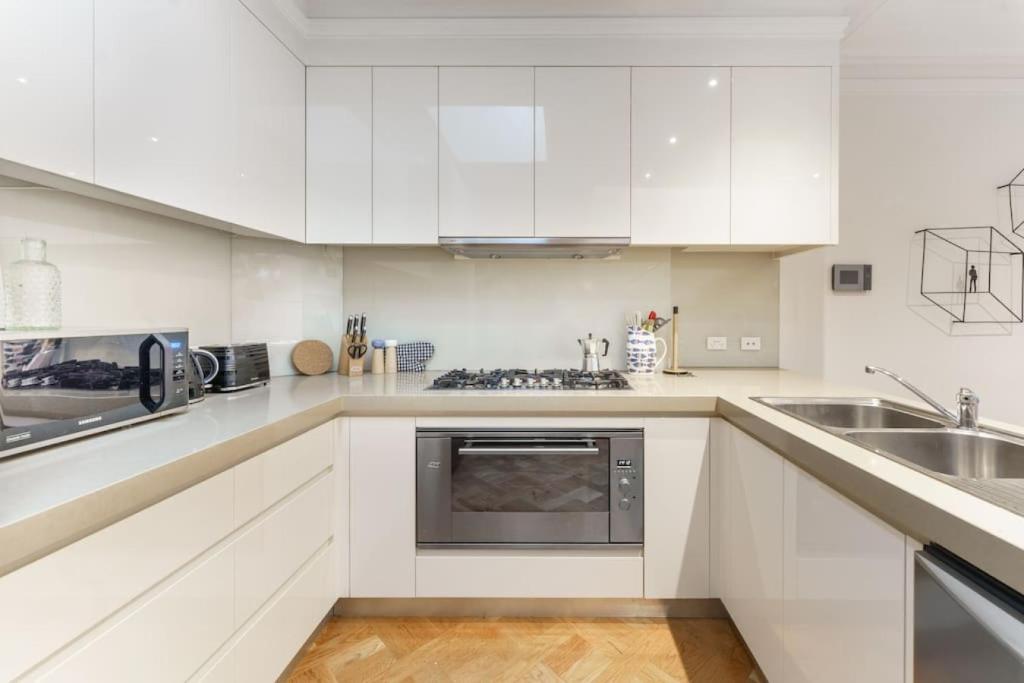 Farrah Designer Three Bedroom Carlton Residence photo 3