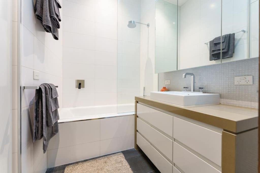 Farrah Designer Three Bedroom Carlton Residence photo 4