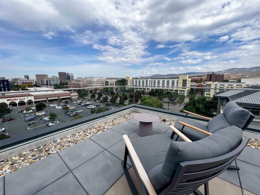King Bed - DT Location w/Park View, Hot Tub, Gym image