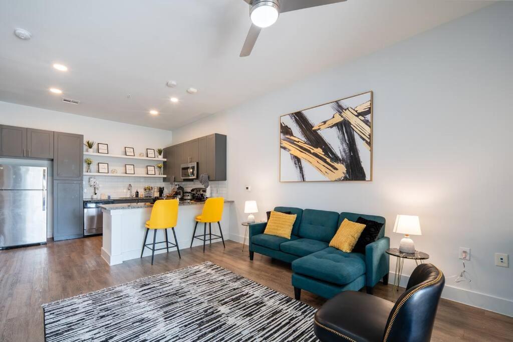 Modern Vibrant Getaway Apartment photo 1