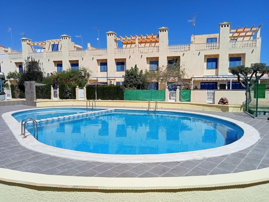 Apartamento en Los Nietos con piscina comunitaria.