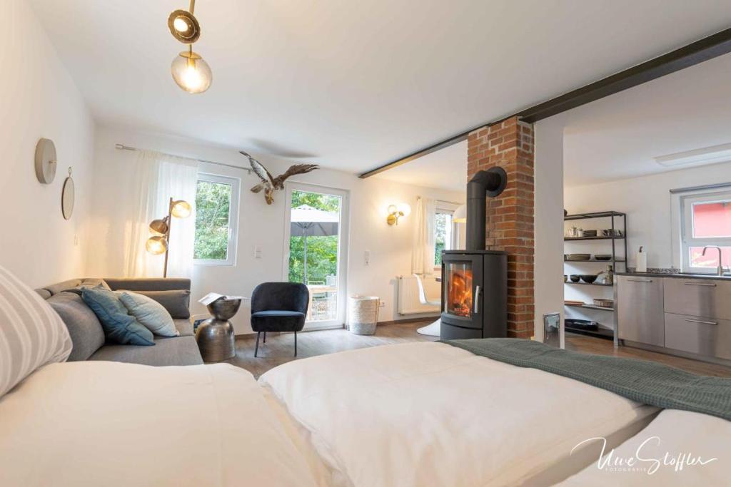 Freistehendes Ferienhaus Schrat mit Kamin in idyllischer Lage am Waldrand unterhalb eines Wellness-Hotels photo 2
