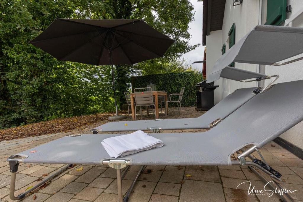 Freistehendes Ferienhaus Schrat mit Kamin in idyllischer Lage am Waldrand unterhalb eines Wellness-Hotels photo 4