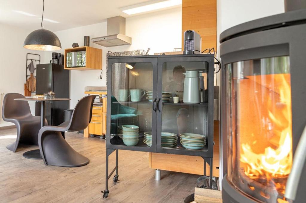 Freistehendes Ferienhaus Wald mit Kamin iin idyllischer Lage am Waldrand unterhalb eines Wellness-Hotels photo 1