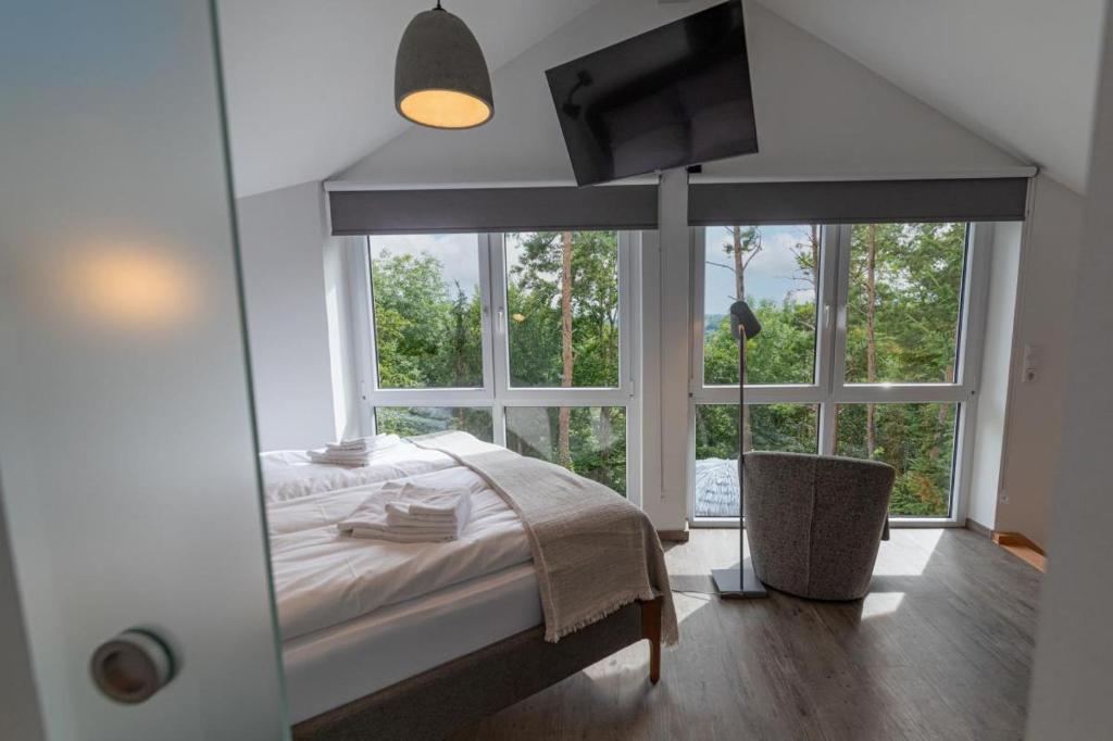 Freistehendes Ferienhaus Wald mit Kamin iin idyllischer Lage am Waldrand unterhalb eines Wellness-Hotels photo 3