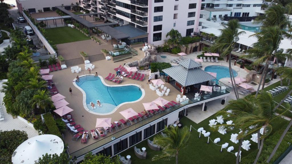 Two Bedroom on the Beach with balcony and Oceanview image