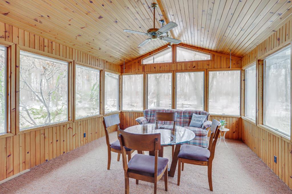 Peaceful and Quiet Home in Nappanees Countryside! photo 1
