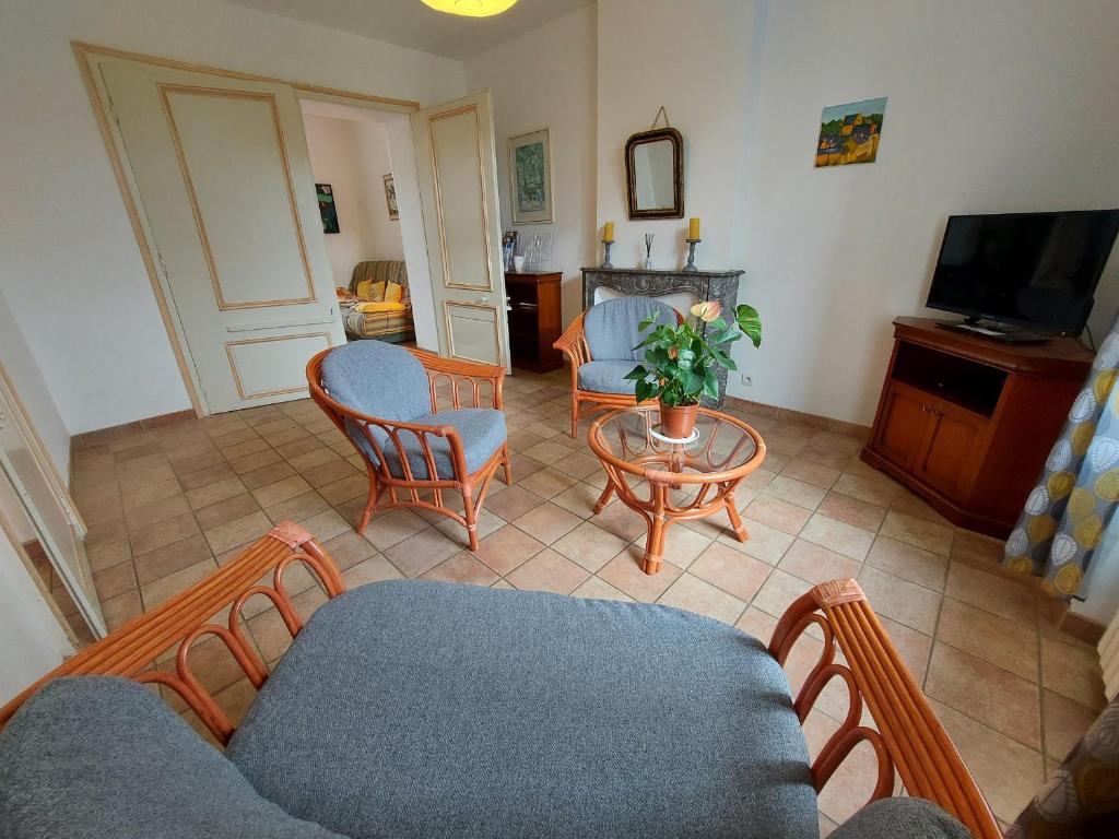 Gîte Saint-Pierre-sur-Erve, 4 pièces, 8 personnes - FR-1-600-160 (Gite Saint-Pierre-sur-Erve, 4 pieces, 8 personnes - FR-1-600-160) - Thumbnail image