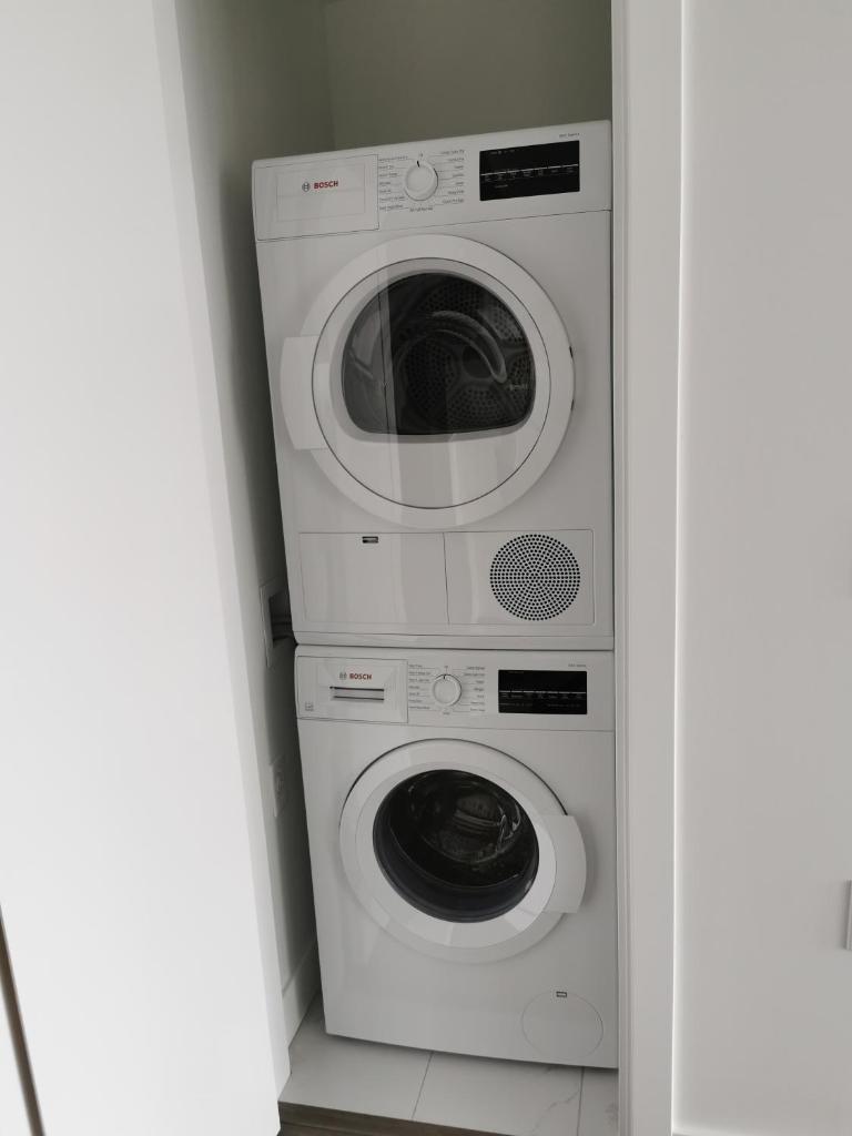 Richmond center apartment photo 3