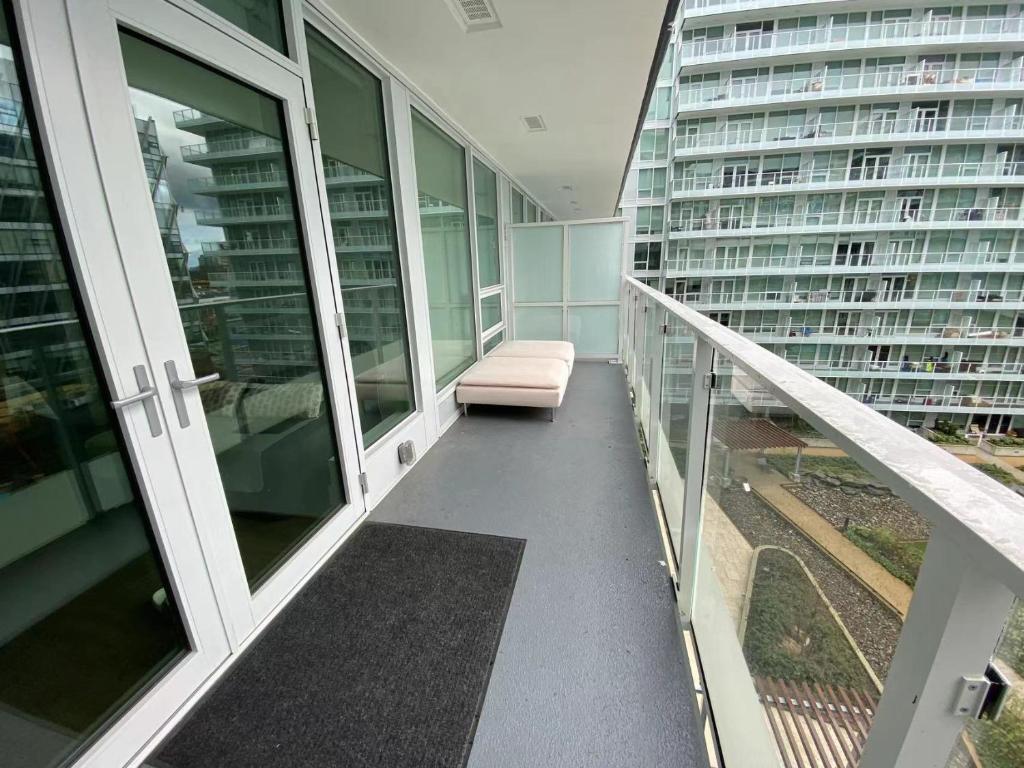 Richmond center apartment photo 1