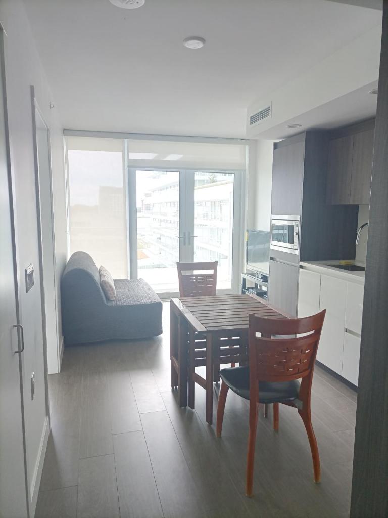 Richmond center apartment photo 2