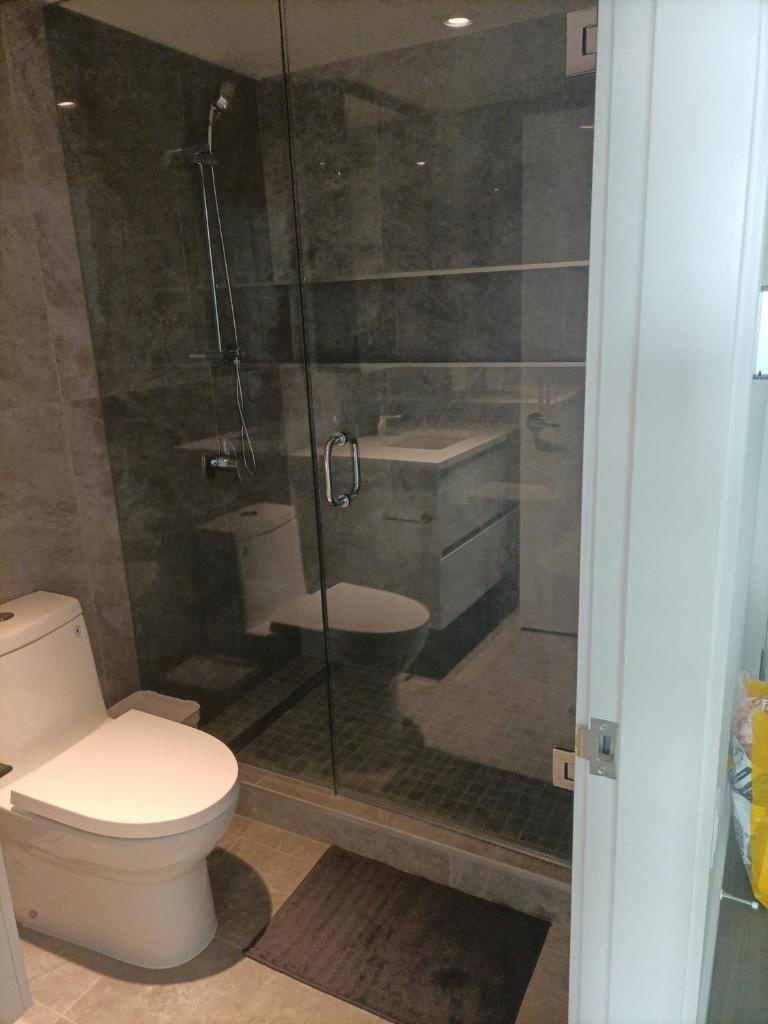 Richmond center apartment photo 4