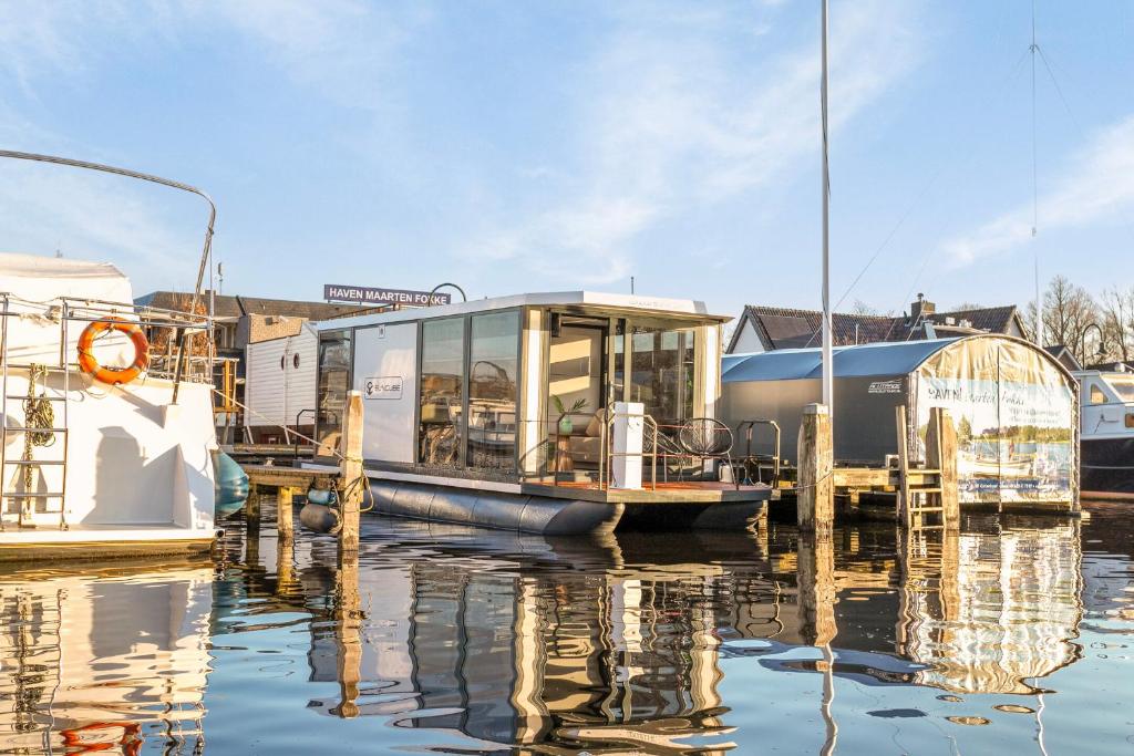 Charming Tiny Houseboat Escape Near Amsterdam photo 1
