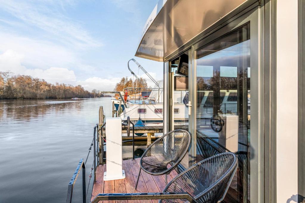 Charming Tiny Houseboat Escape Near Amsterdam photo 4
