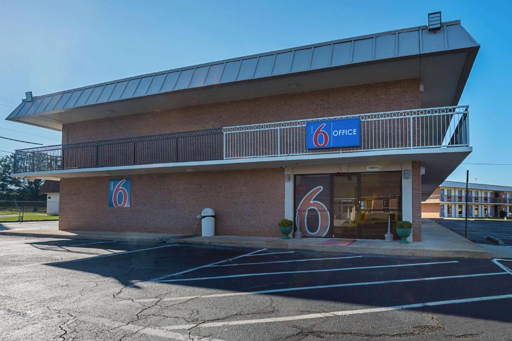 Studio 6 Suites Perry, GA image