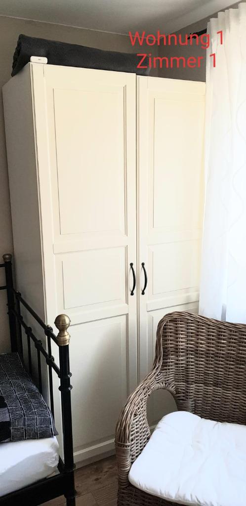 2x Monteurwohnung 1x 2 kleine Einzelzimmer 1x Doppelbett und Schlafcouch im Wohnbereich photo 4