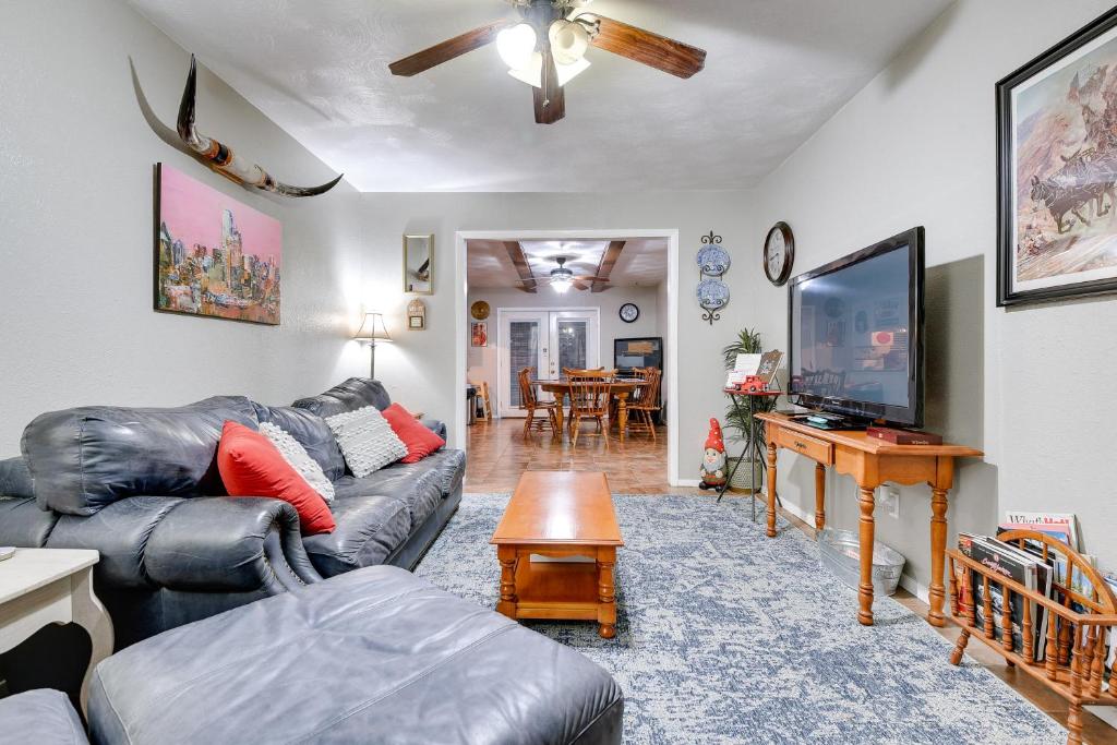 Arlington Vacation Rental, Walk to ATandT Stadium! photo 2
