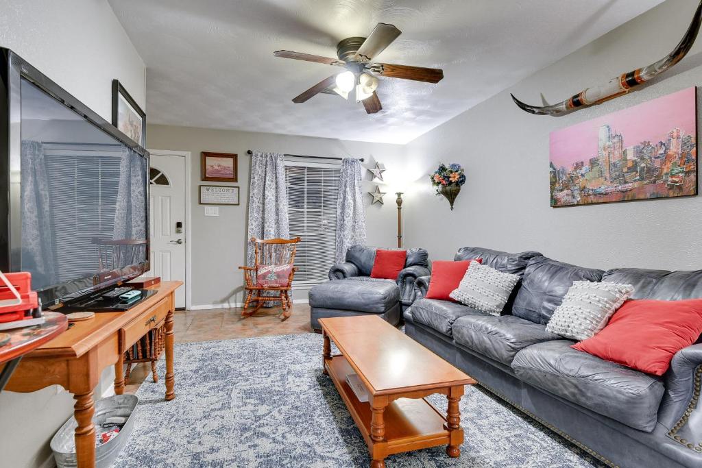Arlington Vacation Rental, Walk to ATandT Stadium! photo 3