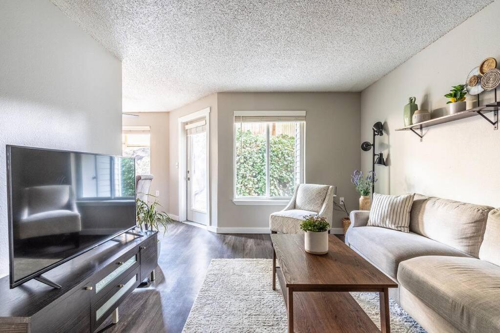 One bedroom cozy apartment close to airport- Gym, Wifi, Queen bed