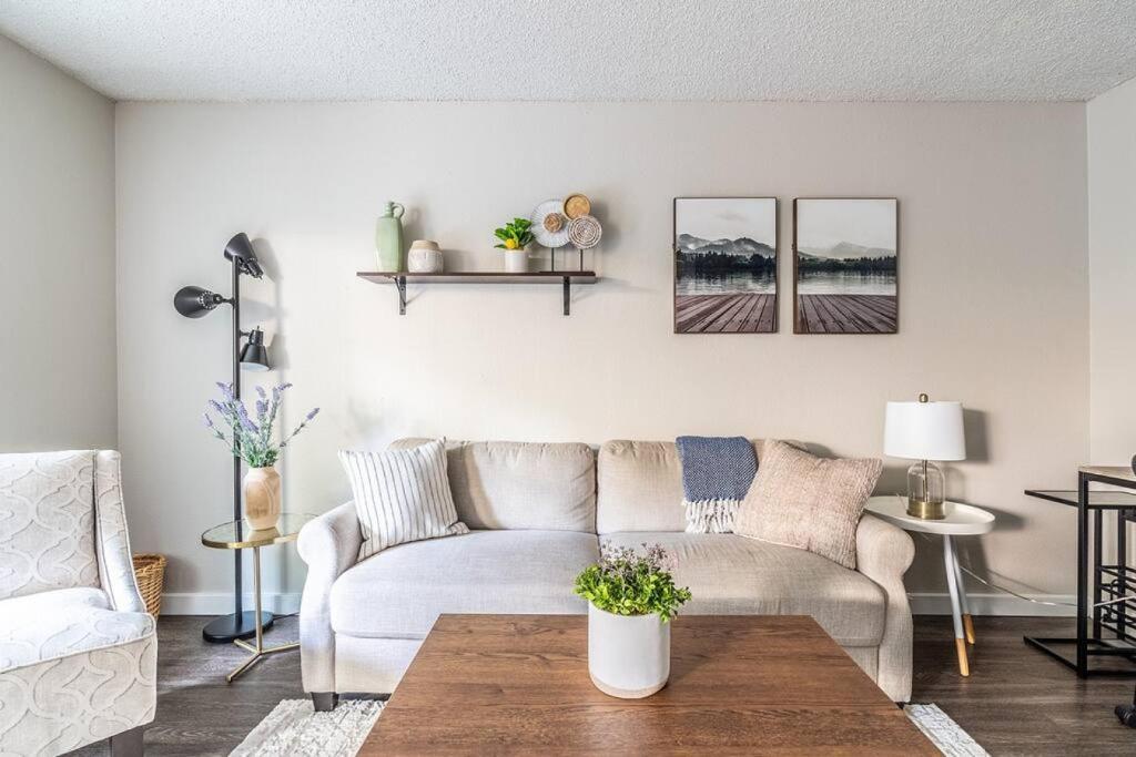 One bedroom cozy apartment close to airport- Gym, Wifi, Queen bed photo 1