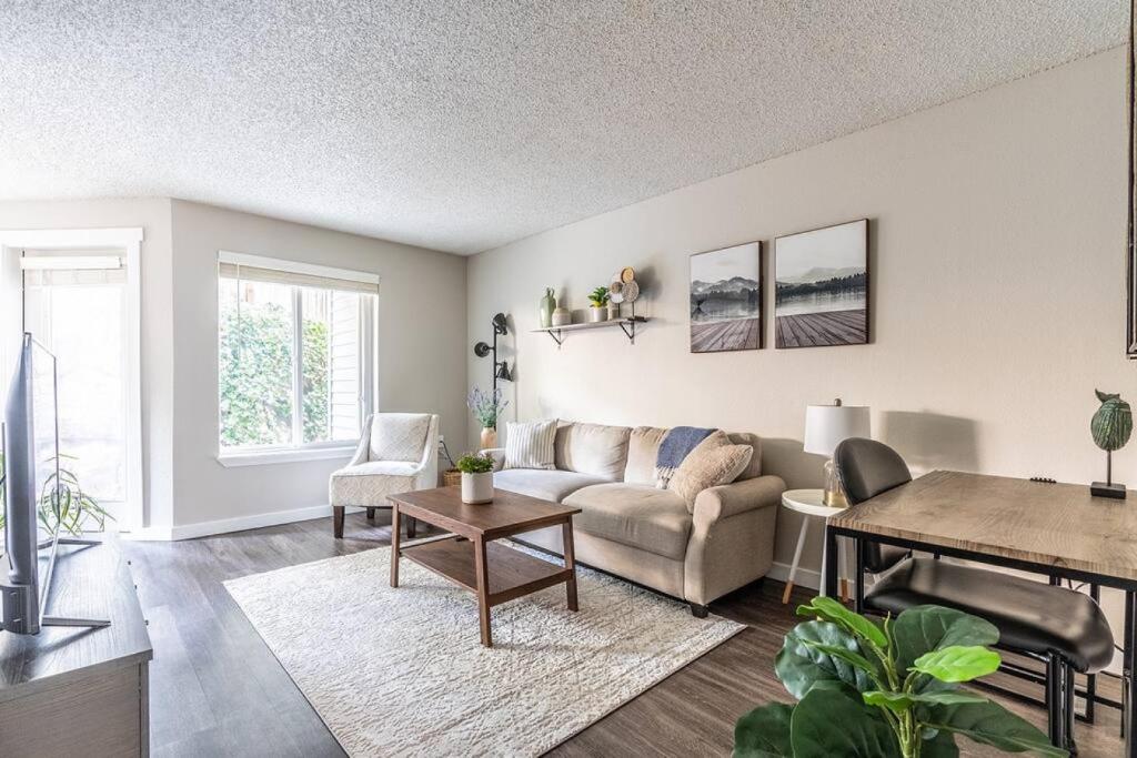 One bedroom cozy apartment close to airport- Gym, Wifi, Queen bed photo 2