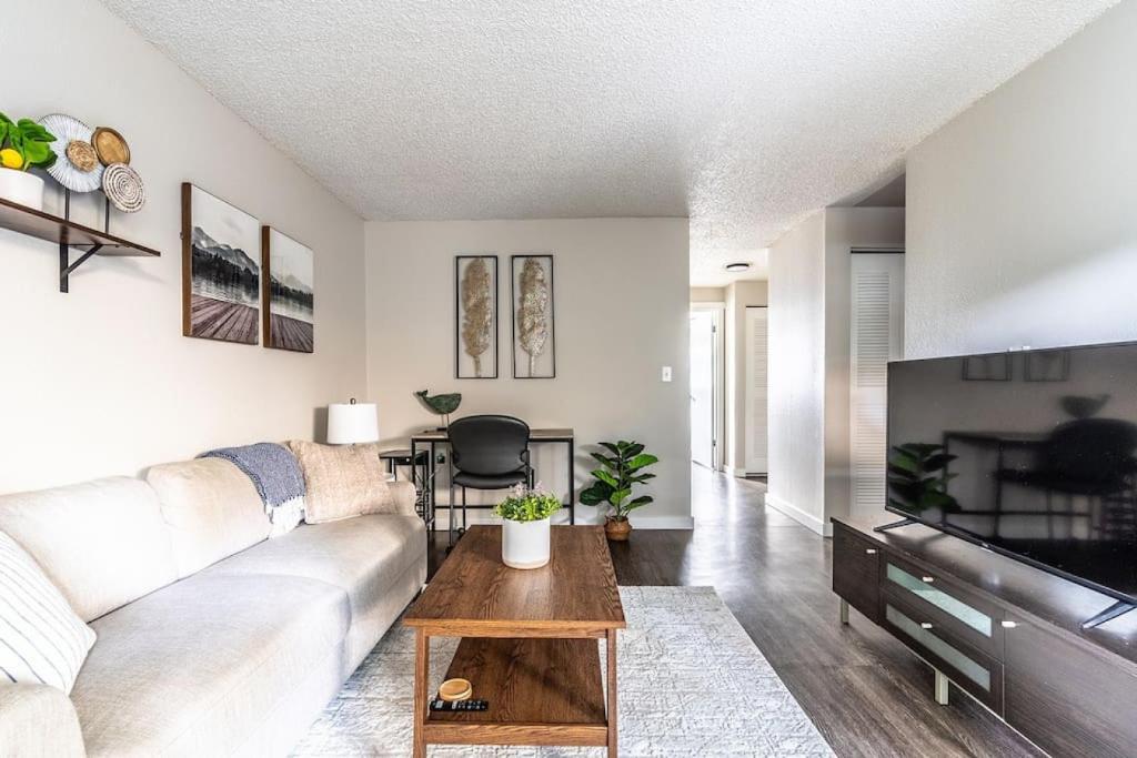 One bedroom cozy apartment close to airport- Gym, Wifi, Queen bed photo 3