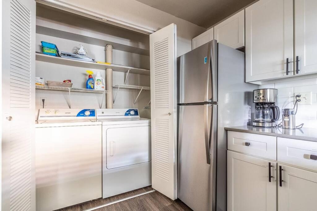 One bedroom cozy apartment close to airport- Gym, Wifi, Queen bed photo 4