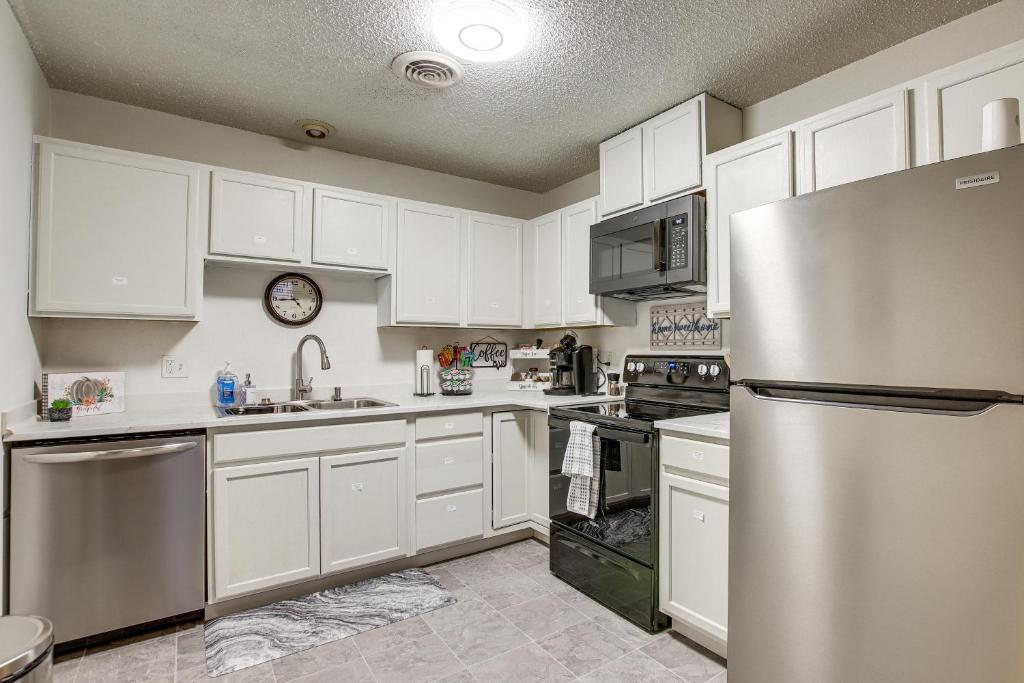 Centrally Located Apt about 2 Mi to University of Iowa photo 1