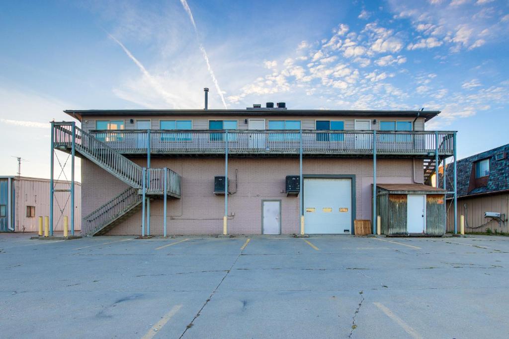 Centrally Located Apt about 2 Mi to University of Iowa photo 2