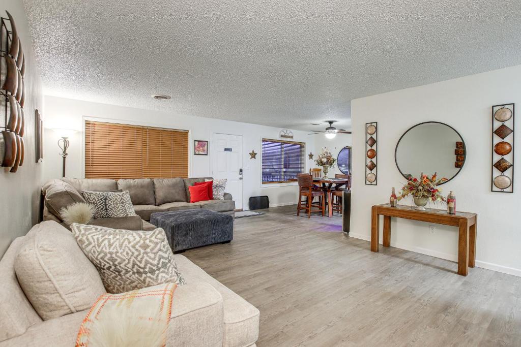 Centrally Located Apt about 2 Mi to University of Iowa photo 3