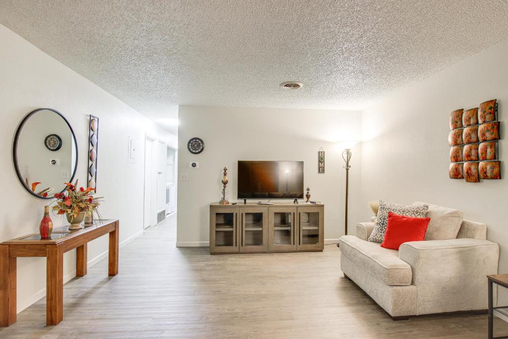 Centrally Located Apt about 2 Mi to University of Iowa photo 4
