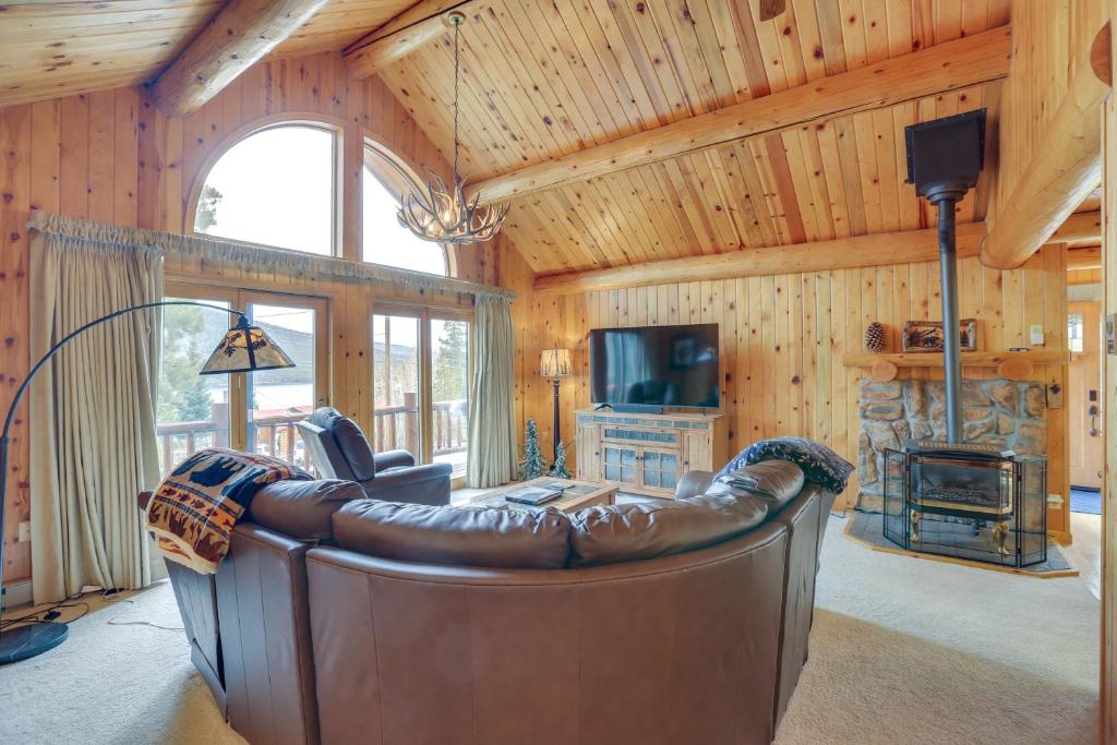 Dog-Friendly Grand Lake Cabin with Stunning Views! photo 3