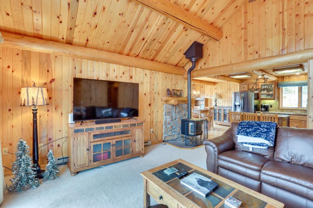 Dog-Friendly Grand Lake Cabin with Stunning Views! photo 4