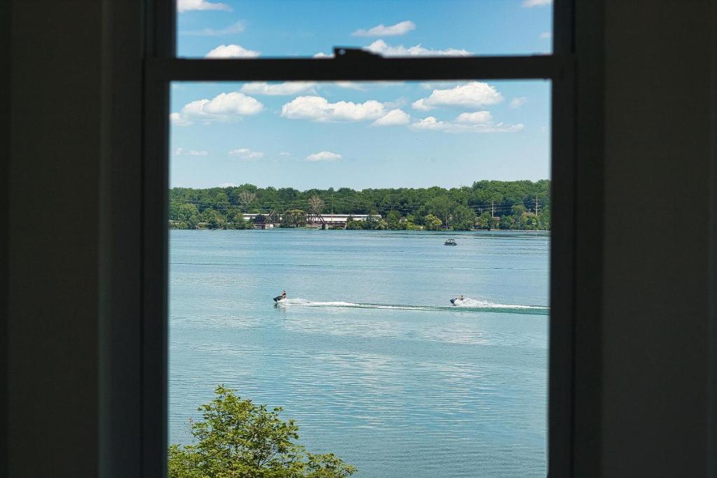 Cayuga Lakeview Charmer photo 2