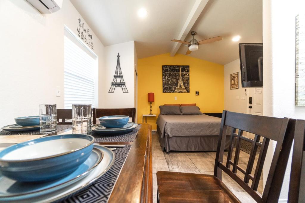 Tiny Paris El Paso, Quiet, Detached, Full Kitchen, Near I10 image