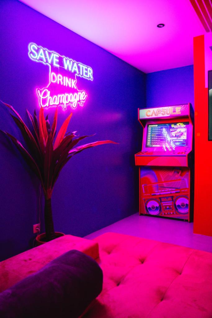 Capsule Boogie-Woogie - JACUZZI - SAUNA - BILLARD - JEUX - ECRAN GÉANT - FILET SUSPENDU - NETFLIX photo 2