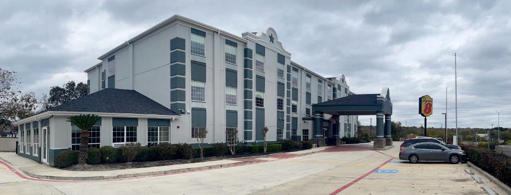 Super 8 by Wyndham San Antonio/Alamodome Area image