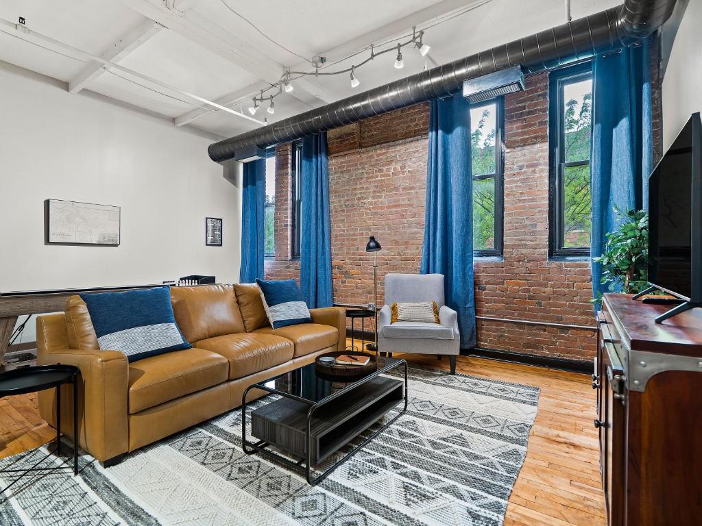 Lakefront Loft - Downtown - Shuffle Board Table photo 3