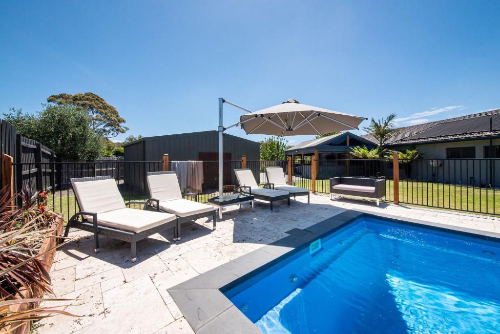 Waterfall Gully Retreat with Pool photo 4