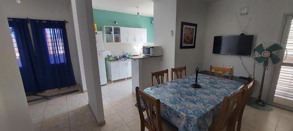 CASA CON PILETA Y COCHERa photo 3