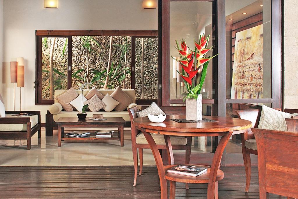 Villa Kubu, Seminyak - Tap to explore photos