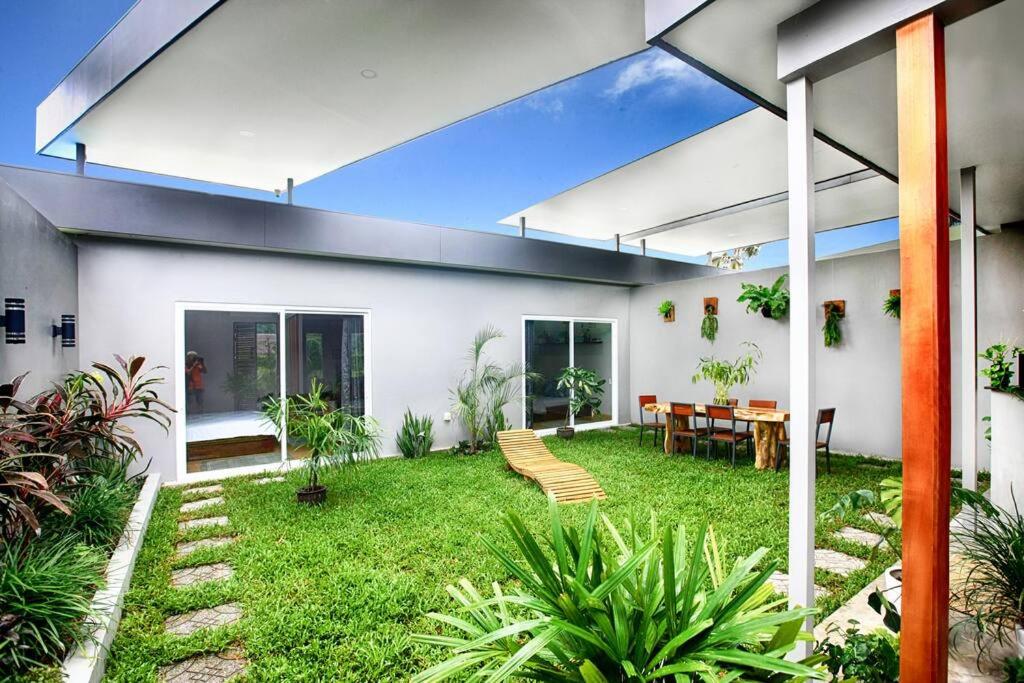 Beautiful Modern Garden Home photo 3