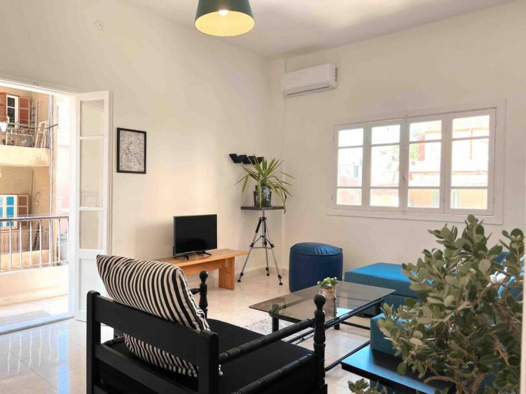 Sunlit 2BR apt on MarMikhael Stairs photo 1