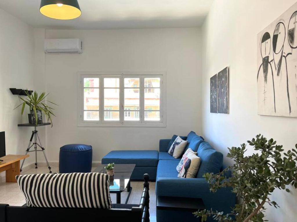 Sunlit 2BR apt on MarMikhael Stairs photo 2