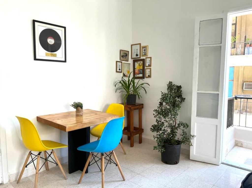 Sunlit 2BR apt on MarMikhael Stairs photo 3